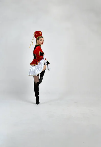 Menina Bonita Uniforme Hussar Vermelho Marchando Com Uma Espada — Fotografia de Stock