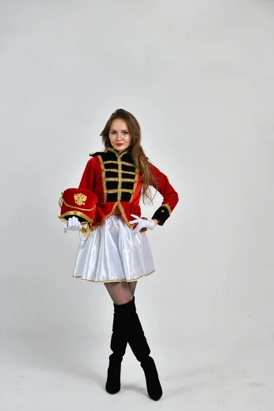 Hermosa Chica Uniforme Húsar Rojo Marchando Con Una Espada —  Fotos de Stock