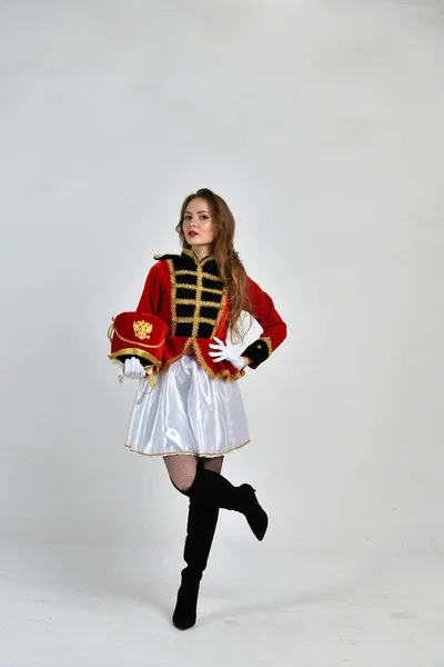 Mooi Meisje Rode Hussar Uniform Marcheren Met Een Zwaard — Stockfoto