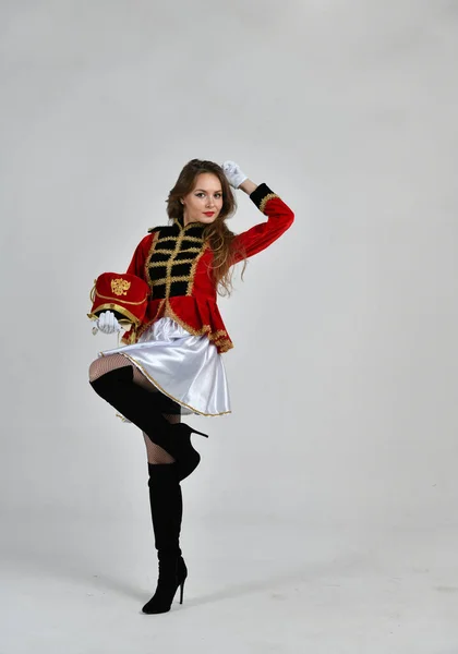 Mooi Meisje Rode Hussar Uniform Met Losse Haar — Stockfoto