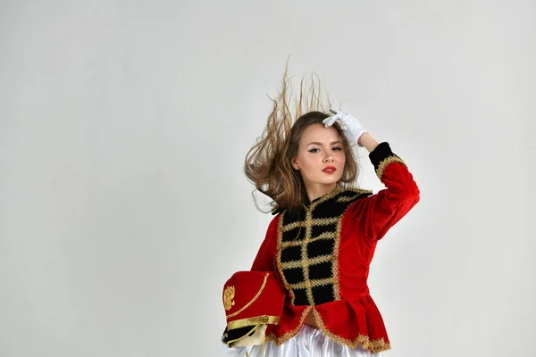 Красивая Девушка Красной Форме Гусара Распущенными Волосами — стоковое фото