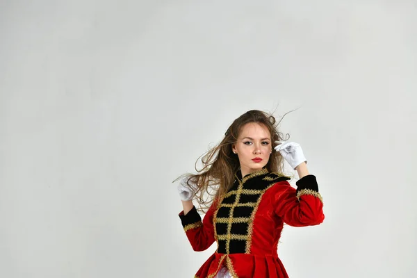 Krásná Dívka Červené Husar Uniformě Volnými Vlasy — Stock fotografie