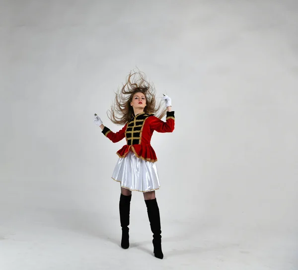 Menina Bonita Uniforme Hussar Vermelho Com Cabelo Solto — Fotografia de Stock