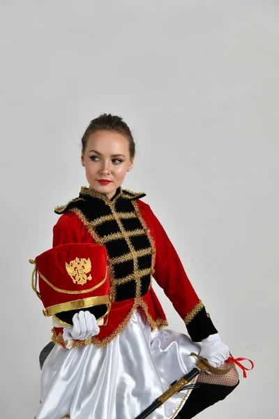 Mooi Meisje Een Rood Antiek Hussar Kostuum Poseren Een Witte — Stockfoto