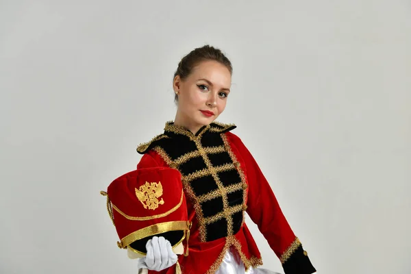 Όμορφο Κορίτσι Ένα Κόκκινο Κοστούμι Αντίκα Hussar Ποζάρουν Λευκό Φόντο — Φωτογραφία Αρχείου