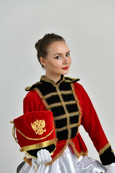 Menina Bonita Traje Hussar Antigo Vermelho Posando Fundo Branco — Fotografia de Stock