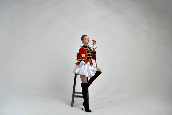 Menina Bonita Traje Hussar Antigo Vermelho Posando Fundo Branco — Fotografia de Stock