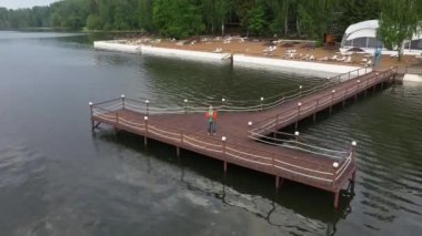Motorlu tekneler nehir boyunca bir insansız hava aracından çekilen güzel bir manzaranın arka planına karşı gider.