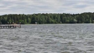 Motorlu tekneler nehir boyunca bir insansız hava aracından çekilen güzel bir manzaranın arka planına karşı gider.