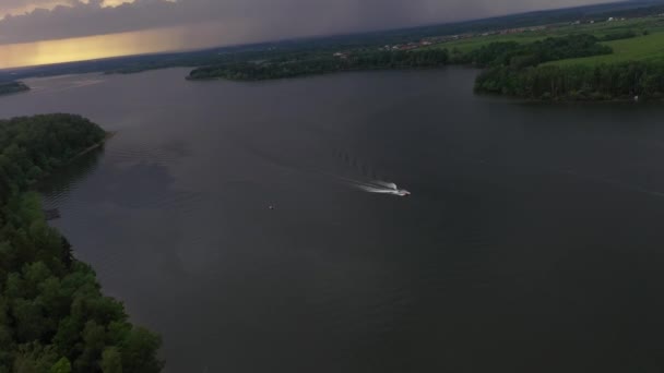 Łodzie Motorowe Płyną Wzdłuż Rzeki Tle Pięknego Krajobrazu Wystrzelonego Drona — Wideo stockowe