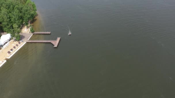在无人驾驶飞机拍摄的美丽风景的背景下 摩托艇沿河航行 — 图库视频影像
