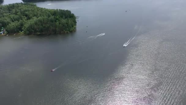 ドローンから撮影された美しい風景を背景に モーターボートが川沿いを移動します — ストック動画