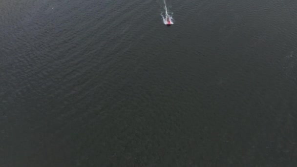 在无人驾驶飞机拍摄的美丽风景的背景下 摩托艇沿河航行 — 图库视频影像