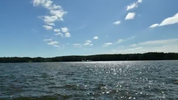 Lanchas Motor Van Largo Del Río Contra Fondo Hermoso Paisaje — Vídeo de stock