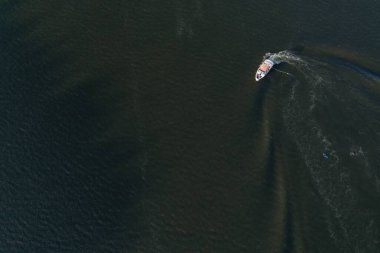 Nehir ormanı ve gökyüzünde fantastik bulutlarla doğal manzara