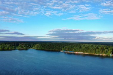 Nehir ormanı ve gökyüzünde fantastik bulutlarla doğal manzara