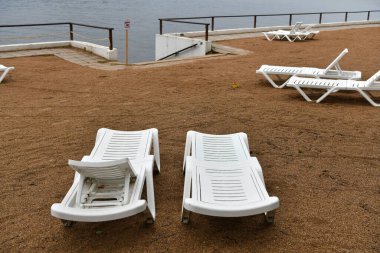 Nehir ve orman üzerinde iskelesi olan bir manzara.