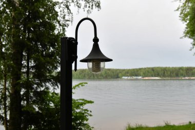 Nehir ve orman üzerinde iskelesi olan bir manzara.