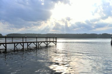 Gün doğumunda fenerli nehir rıhtımı