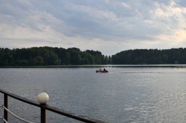 Nehir ormanı ve gökyüzünde fantastik bulutlarla doğal manzara