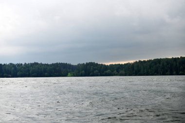 Nehir ormanı ve bulutlarla dolu güzel bir manzara