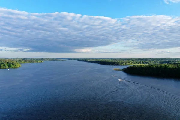 川の森と空の幻想的な雲が広がる自然景観 — ストック写真