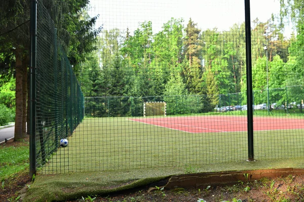 Piłka Nożna Placu Zabaw Strefie Rekreacyjnej Lesie — Zdjęcie stockowe