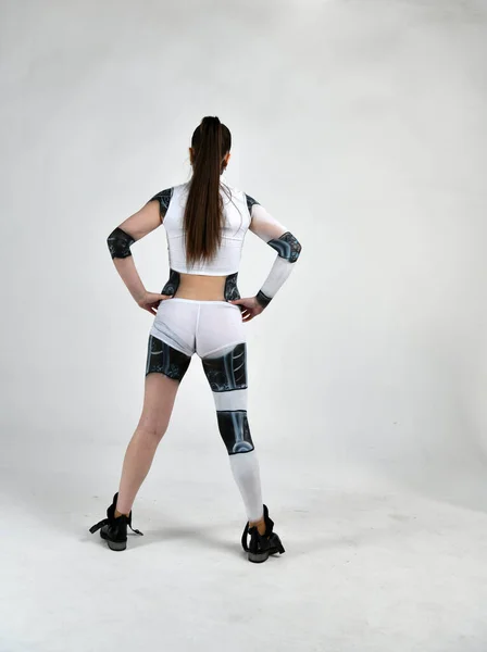 身着机器人服的女孩穿着各种不同的姿势在白色的背景上摆姿势 — 图库照片