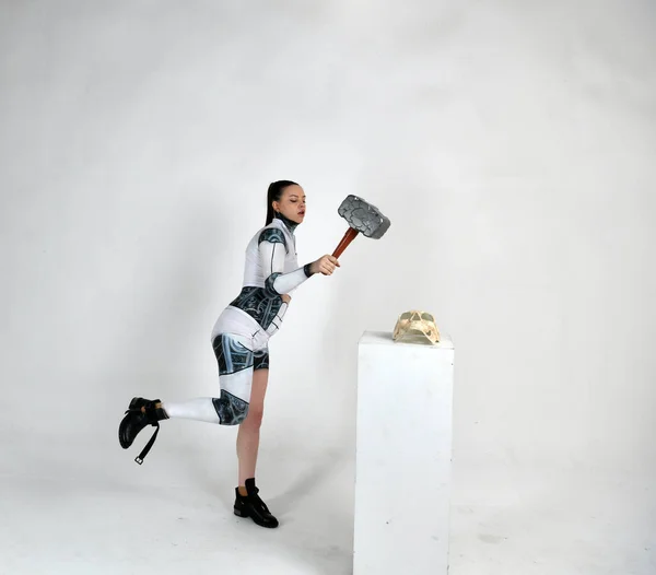 Girl Robot Suit Hammer Hits Layout Human Skull Tries Destroy — Stock Photo, Image