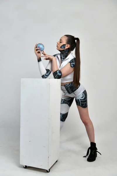 Дівчина Костюмі Робота Грає Моделлю Землі Намагається Їсти — стокове фото
