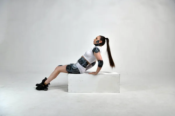 Meisje Een Robot Pak Poses Met Oude Niet Tech Items — Stockfoto