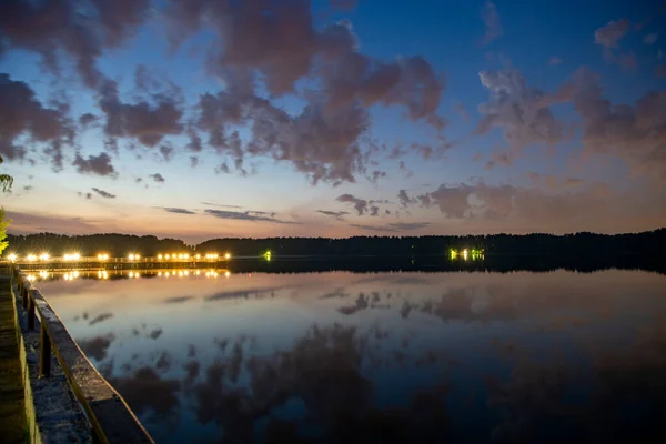 Fantastiska Moln Reflekteras Floden Vid Soluppgången — Stockfoto