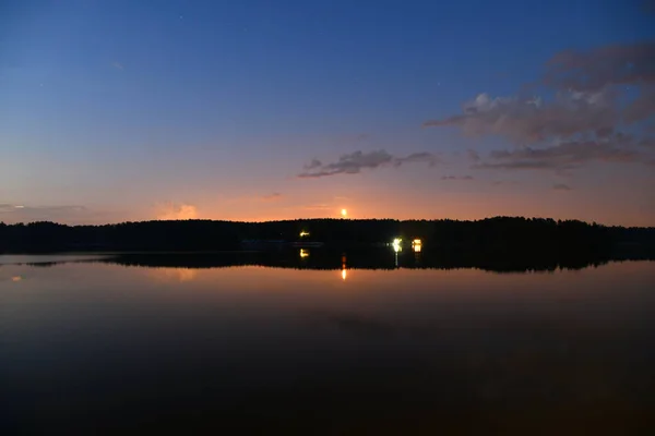 Fantastiska Moln Reflekteras Floden Vid Soluppgången — Stockfoto