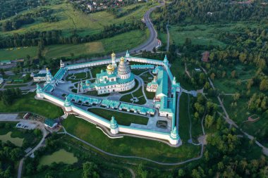 İHA 'dan çekilen yüksek yeşil bir tepenin üzerindeki antik bir kale-manastırın panoramik görüntüsü