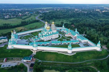 İHA 'dan çekilen yüksek yeşil bir tepenin üzerindeki antik bir kale-manastırın panoramik görüntüsü