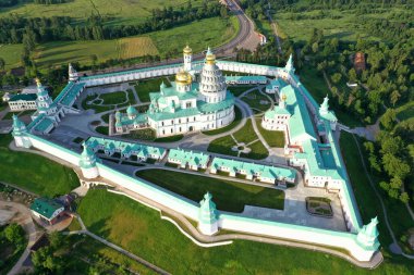 İHA 'dan çekilen yüksek yeşil bir tepenin üzerindeki antik bir kale-manastırın panoramik görüntüsü