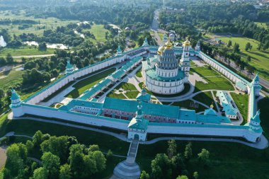 İHA 'dan çekilen yüksek yeşil bir tepenin üzerindeki antik bir kale-manastırın panoramik görüntüsü