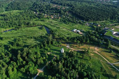 İHA 'dan çekilen yüksek yeşil bir tepenin üzerindeki antik bir kale-manastırın panoramik görüntüsü