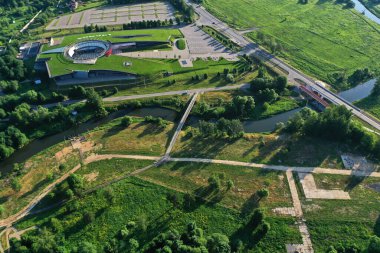 İHA 'dan çekilen yüksek yeşil bir tepenin üzerindeki antik bir kale-manastırın panoramik görüntüsü