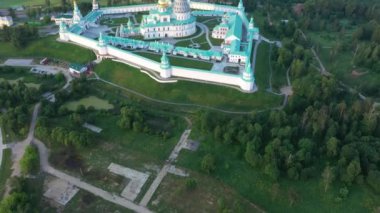 İHA 'dan çekilen yüksek yeşil bir tepenin üzerindeki antik bir kale-manastırın panoramik görüntüsü