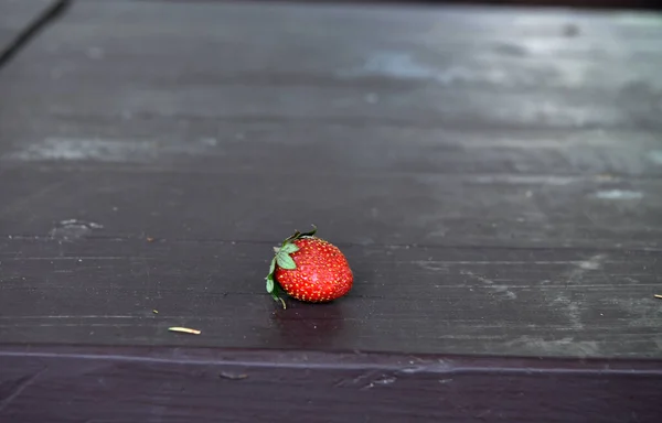 Morangos Vermelhos Uma Mesa Marrom — Fotografia de Stock