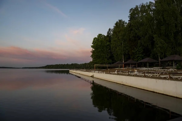 Відображення Рожевих Хмар Річці Сході Сонця — стокове фото