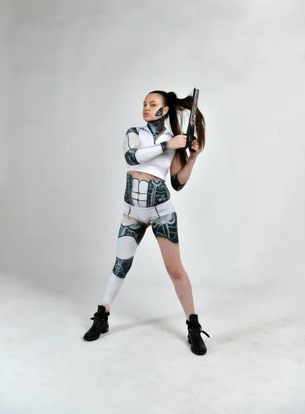Schönes Mädchen Roboteranzug Spielt Mit Schere Und Haaren — Stockfoto