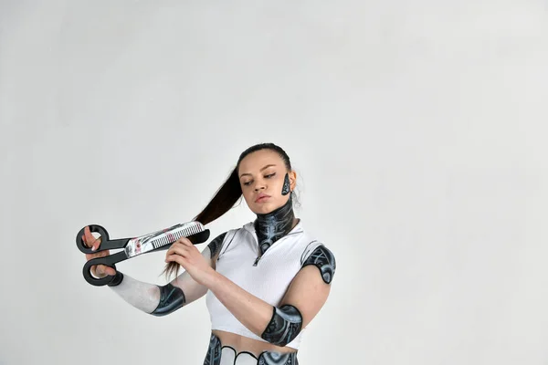 Schönes Mädchen Roboteranzug Spielt Mit Schere Und Haaren — Stockfoto