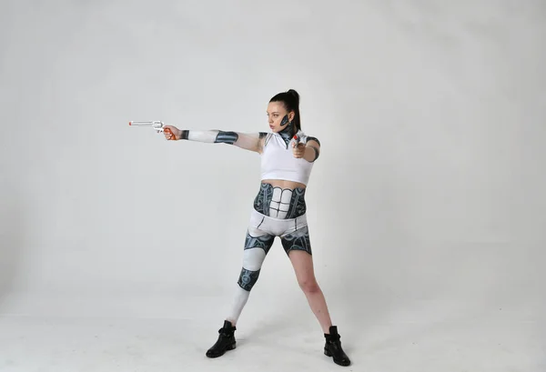 Krásná Dívka Robotickém Obleku Stříbrnými Revolvery — Stock fotografie