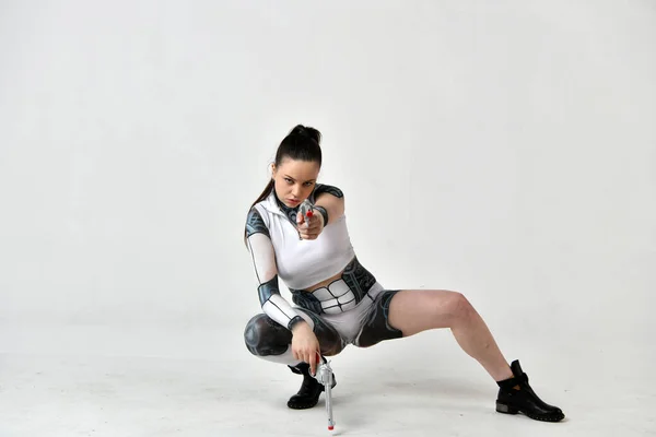 Schönes Mädchen Roboterkleidung Posiert Mit Silbernen Revolvern — Stockfoto