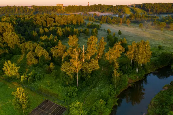 Panoramatický Pohled Zelené Plochy Oparu Řekou Odebranou Trubce Úsvitu — Stock fotografie