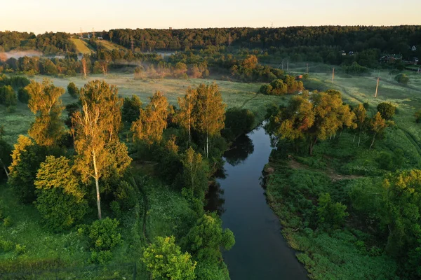 Panoramatický Pohled Zelené Plochy Oparu Řekou Odebranou Trubce Úsvitu — Stock fotografie