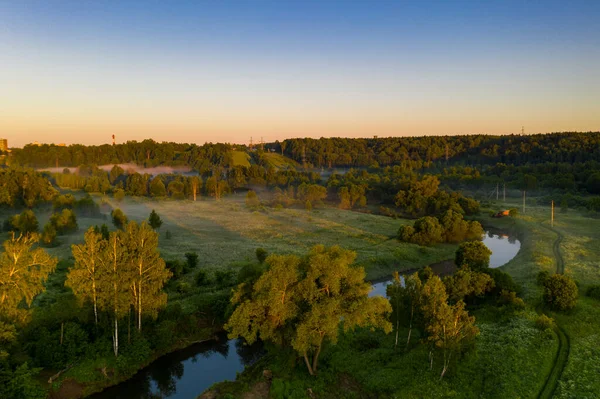 Panoramiczny Widok Zieleni Mgle Rzeką Zabraną Drona Świcie — Zdjęcie stockowe