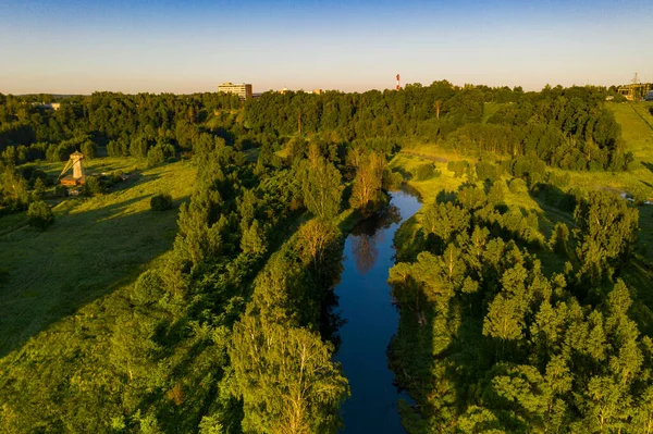 Panoramiczny Widok Drewniany Młyn Zielonej Łące Sfilmowany Drona Świcie — Zdjęcie stockowe